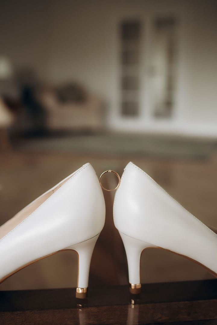 gold-ring-between-the-shoe-2024-01-03-20-50-54-utc
